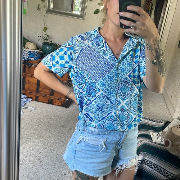Rose & Olive Vibrant Blue Bohemian Paisley Button Down Crop Blouse - Picture 4 of 12